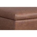 Lilah Grand pouf de rangement rectangulaire moderne du milieu du siècle de 48 pouces de large avec couvercle relevable en similicuir marron selle vieilli