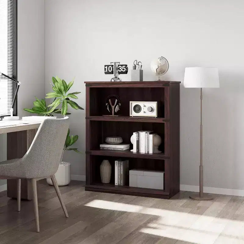 Étagère 3 niveaux esprit ferme : bibliothèque basse en bois avec rangement ouvert pour le salon, le bureau ou la chambre à coucher (présentation et organisation).