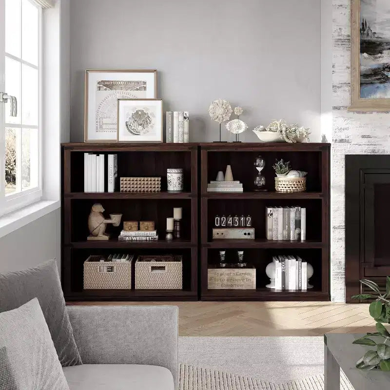 Étagère 3 niveaux esprit ferme : bibliothèque basse en bois avec rangement ouvert pour le salon, le bureau ou la chambre à coucher (présentation et organisation).
