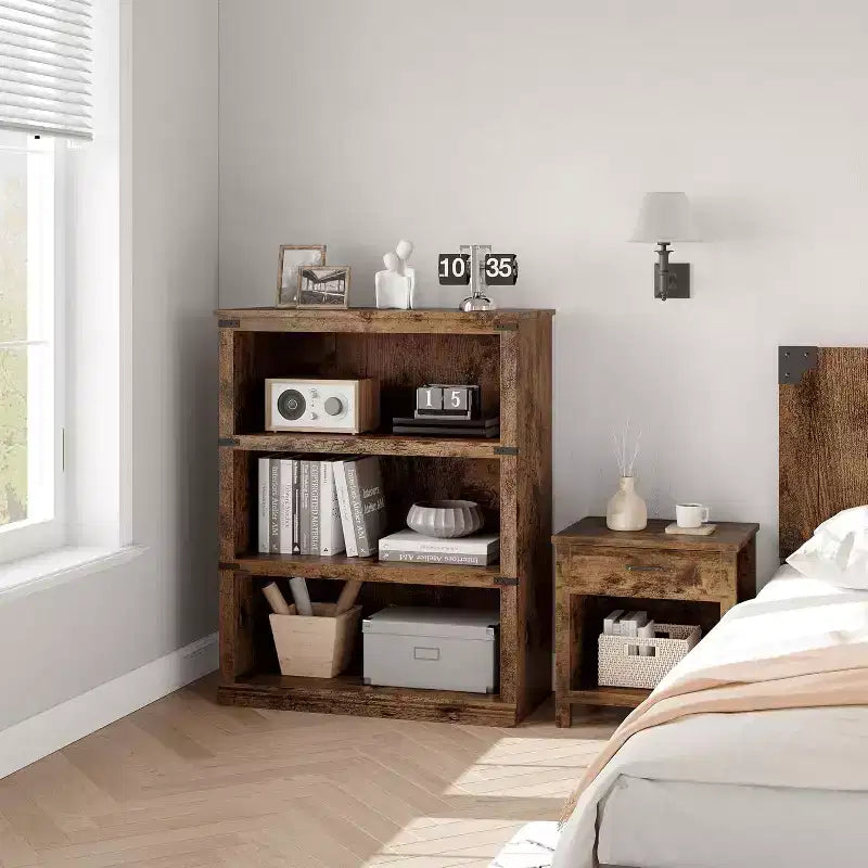 Étagère 3 niveaux esprit ferme : bibliothèque basse en bois avec rangement ouvert pour le salon, le bureau ou la chambre à coucher (présentation et organisation).