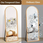 Miroir sur pied avec cadre argenté et verre facile à nettoyer pour mur de chambre. Décoration intérieure claire, durable et élégante.