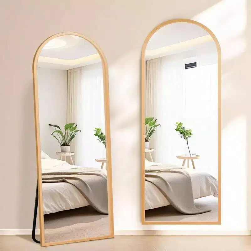 Miroir sur pied avec cadre argenté et verre facile à nettoyer pour mur de chambre. Décoration intérieure claire, durable et élégante.