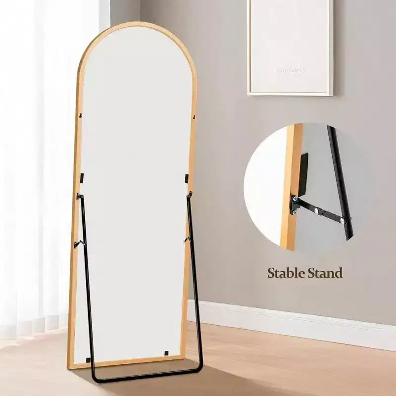 Miroir sur pied avec cadre argenté et verre facile à nettoyer pour mur de chambre. Décoration intérieure claire, durable et élégante.