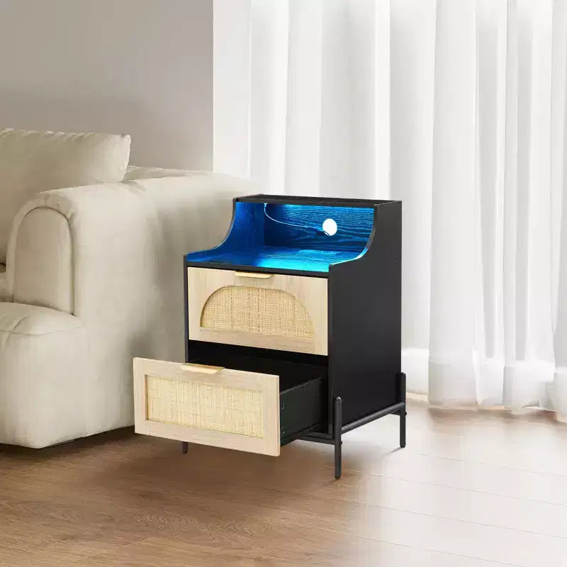 Table de chevet 2 tiroirs en rotin COZONY avec station de charge et lumières LED pour chambre et salon