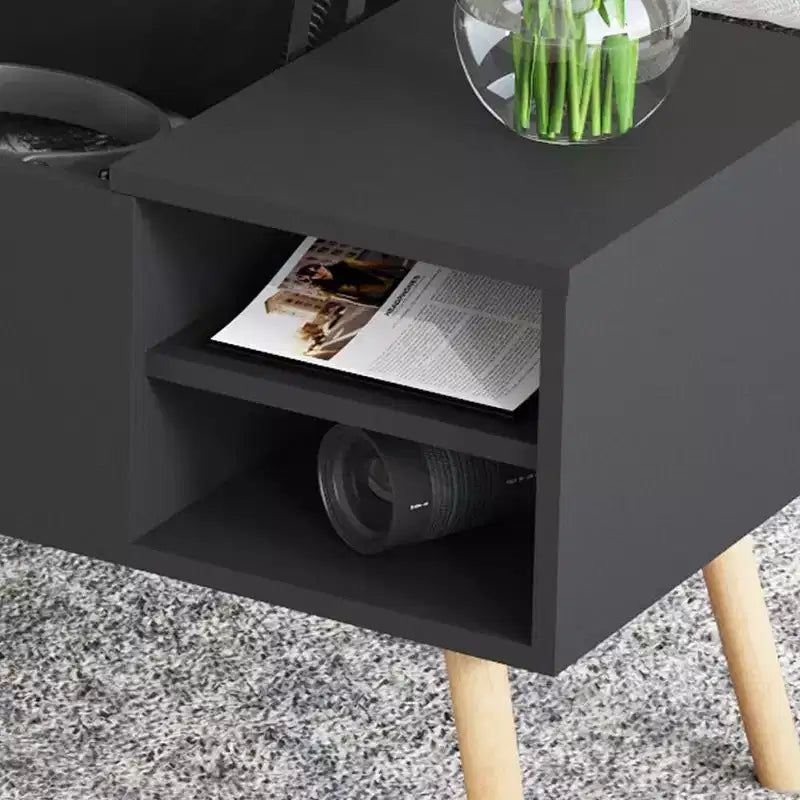 Table basse relevable gris clair avec pieds en bois massif, compartiment caché et étagères de rangement réglables