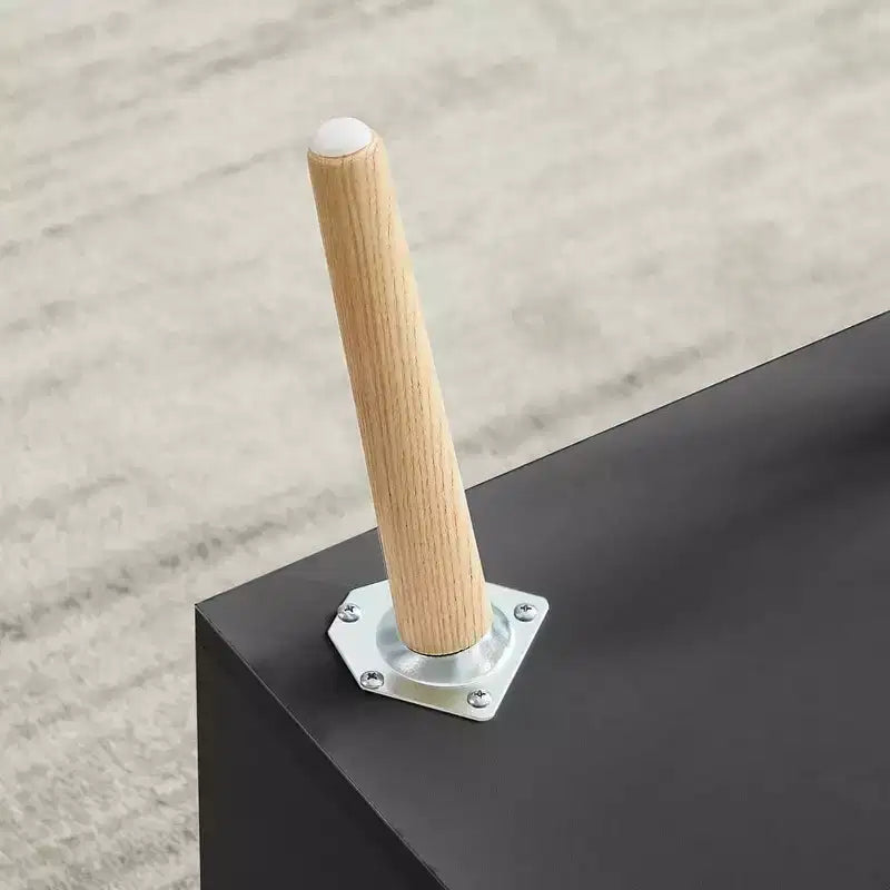 Table basse relevable gris clair avec pieds en bois massif, compartiment caché et étagères de rangement réglables
