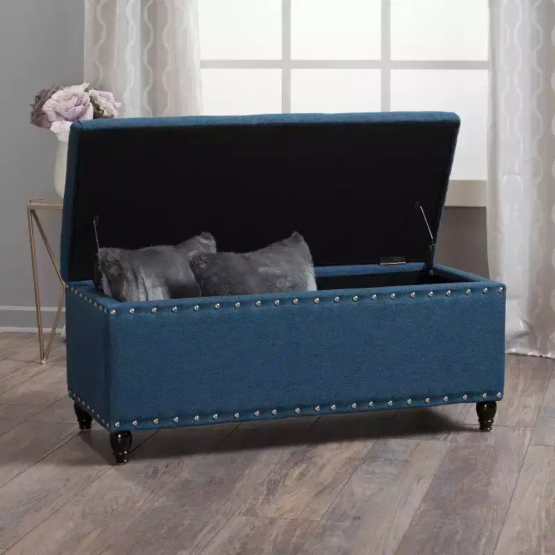Pouffe de rangement moderne Okak avec clous décoratifs, banc avec grand espace de rangement, banc de bout de lit pour chambre à coucher, salon