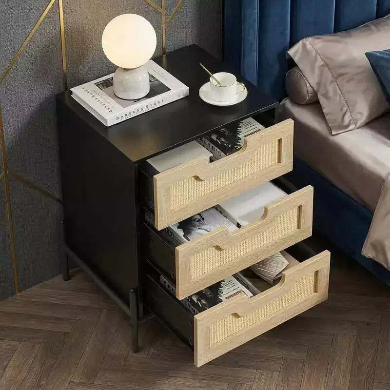 Table de chevet en rotin avec 3 tiroirs, Table d'appoint et commode de style ferme avec pieds en métal, Organiseur pour salon, chambre, couloir