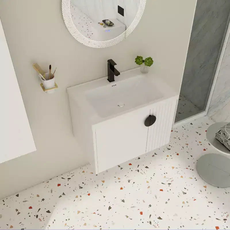 Meuble-lavabo de salle de bain avec évier en céramique blanche, meuble-lavabo mural flottant et ensemble lavabo avec porte à fermeture amortie.