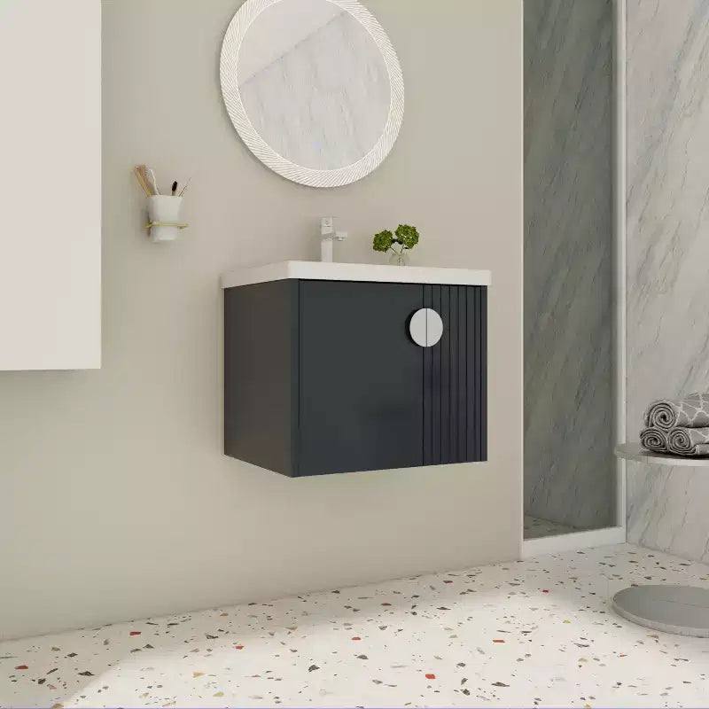 Meuble-lavabo de salle de bain avec évier en céramique blanche, meuble-lavabo mural flottant et ensemble lavabo avec porte à fermeture amortie.