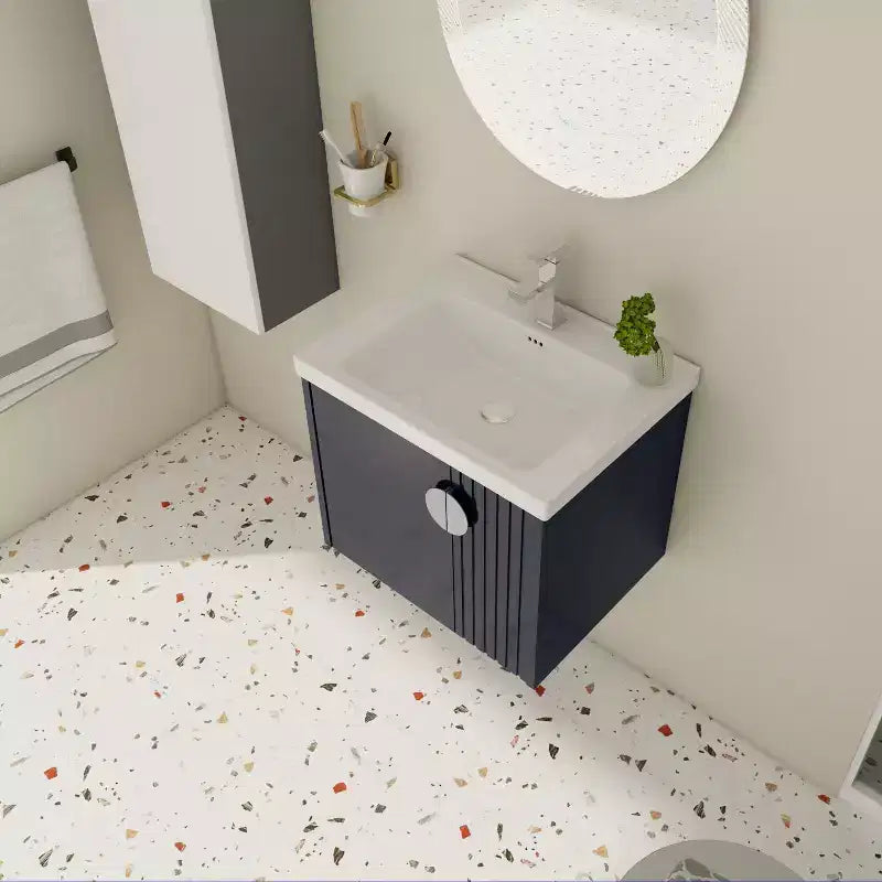 Meuble-lavabo de salle de bain avec évier en céramique blanche, meuble-lavabo mural flottant et ensemble lavabo avec porte à fermeture amortie.