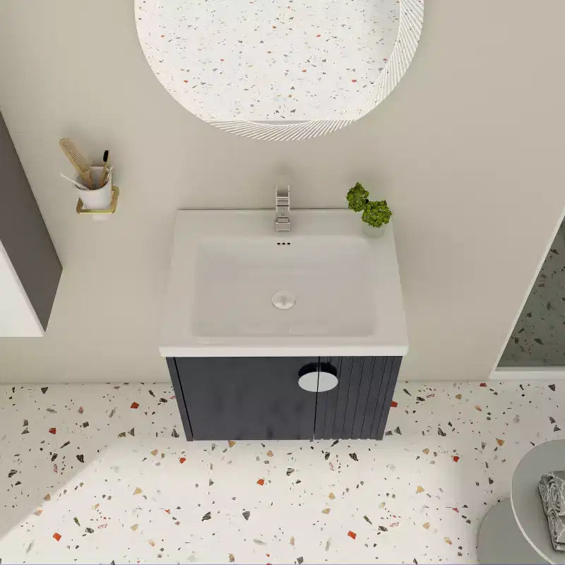 Meuble-lavabo de salle de bain avec évier en céramique blanche, meuble-lavabo mural flottant et ensemble lavabo avec porte à fermeture amortie.