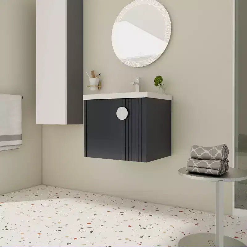 Meuble-lavabo de salle de bain avec évier en céramique blanche, meuble-lavabo mural flottant et ensemble lavabo avec porte à fermeture amortie.