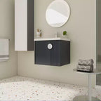 Meuble-lavabo de salle de bain avec évier en céramique blanche, meuble-lavabo mural flottant et ensemble lavabo avec porte à fermeture amortie.