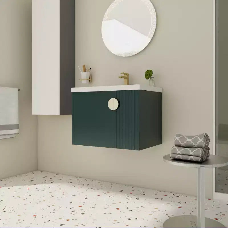 Meuble-lavabo de salle de bain avec évier en céramique blanche, meuble-lavabo mural flottant et ensemble lavabo avec porte à fermeture amortie.