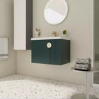 Meuble-lavabo de salle de bain avec évier en céramique blanche, meuble-lavabo mural flottant et ensemble lavabo avec porte à fermeture amortie.