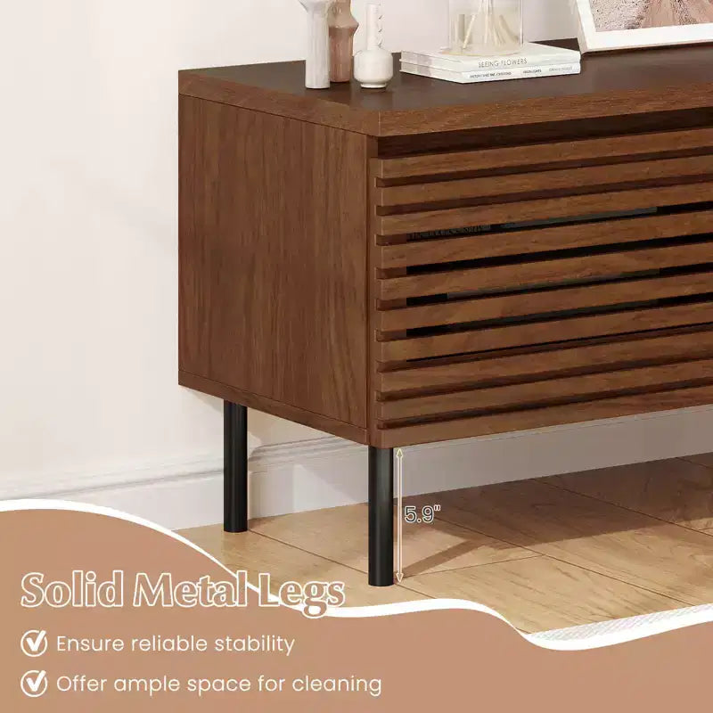 Meuble TV Mid-Century cannelé Costway pour téléviseur de 40 pouces avec compartiment ouvert ou 2 compartiments cachés