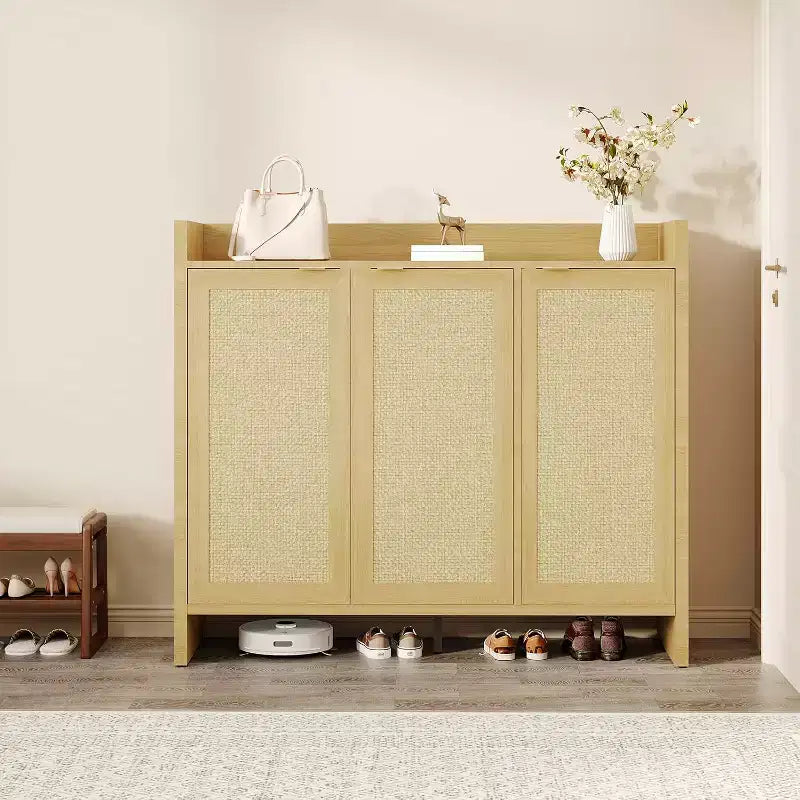 Meuble de rangement pour chaussures à l'entrée, avec une porte et des étagères réglables, adapté aux couloirs et aux salons, fabriqué en chêne clair