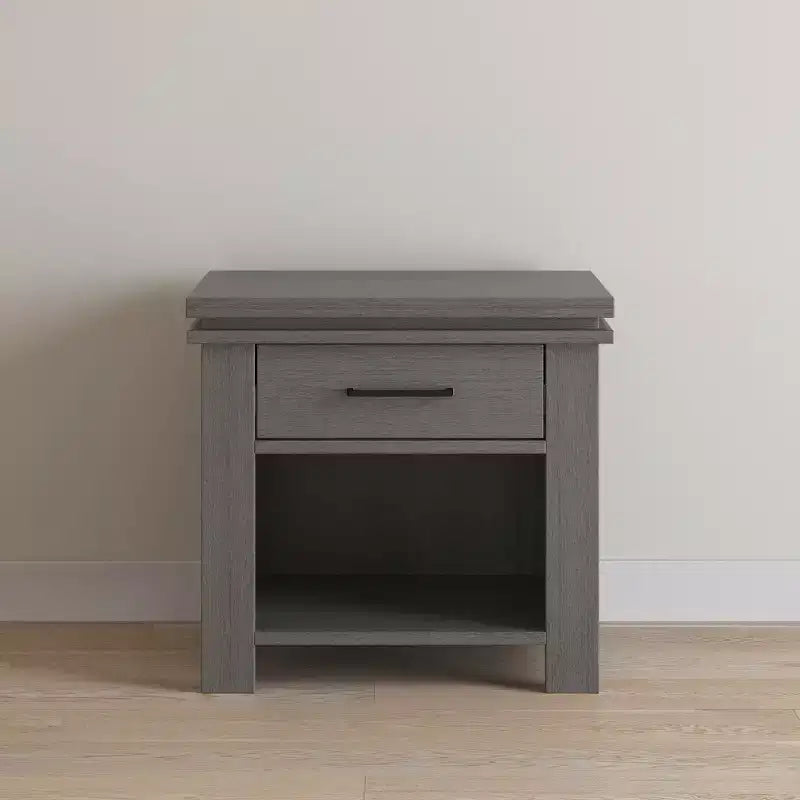 Table de chevet Child Craft Denman avec tiroir pour chambre de bébé ou d'enfant, grand tiroir de rangement, fabriquée en pin robuste, finition non toxique et sans danger pour les bébés