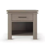 Table de chevet Child Craft Denman avec tiroir pour chambre de bébé ou d'enfant, grand tiroir de rangement, fabriquée en pin robuste, finition non toxique et sans danger pour les bébés