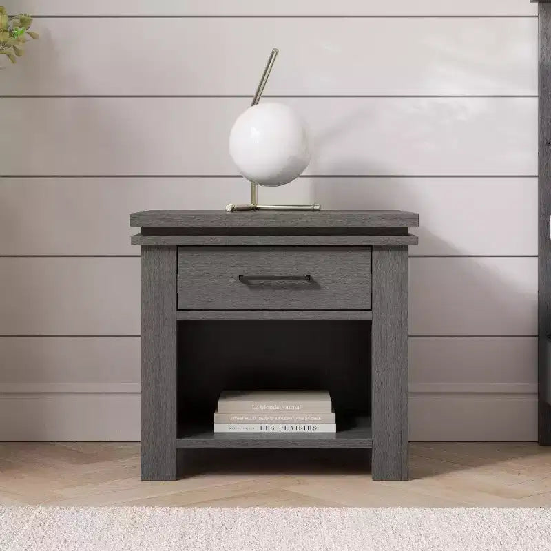 Table de chevet Child Craft Denman avec tiroir pour chambre de bébé ou d'enfant, grand tiroir de rangement, fabriquée en pin robuste, finition non toxique et sans danger pour les bébés
