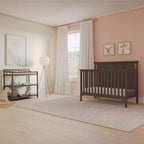 Ensemble de chambre de bébé 2 pièces Child Craft Hampton comprenant un lit de bébé convertible 4-en-1 à sommet plat et une table à langer