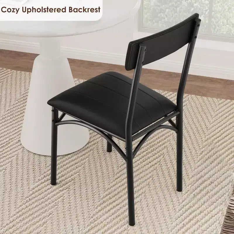 Quatre ensembles de chaises de salle à manger, avec coussins moelleux et dossiers hauts ergonomiques. Pieds en acier robustes, adaptés aux salles à manger et aux cuisines. Couleur noire.