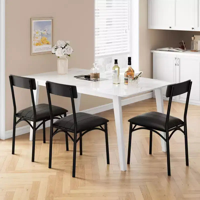 Quatre ensembles de chaises de salle à manger, avec coussins moelleux et dossiers hauts ergonomiques. Pieds en acier robustes, adaptés aux salles à manger et aux cuisines. Couleur noire.