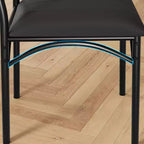 Quatre ensembles de chaises de salle à manger, avec coussins moelleux et dossiers hauts ergonomiques. Pieds en acier robustes, adaptés aux salles à manger et aux cuisines. Couleur noire.