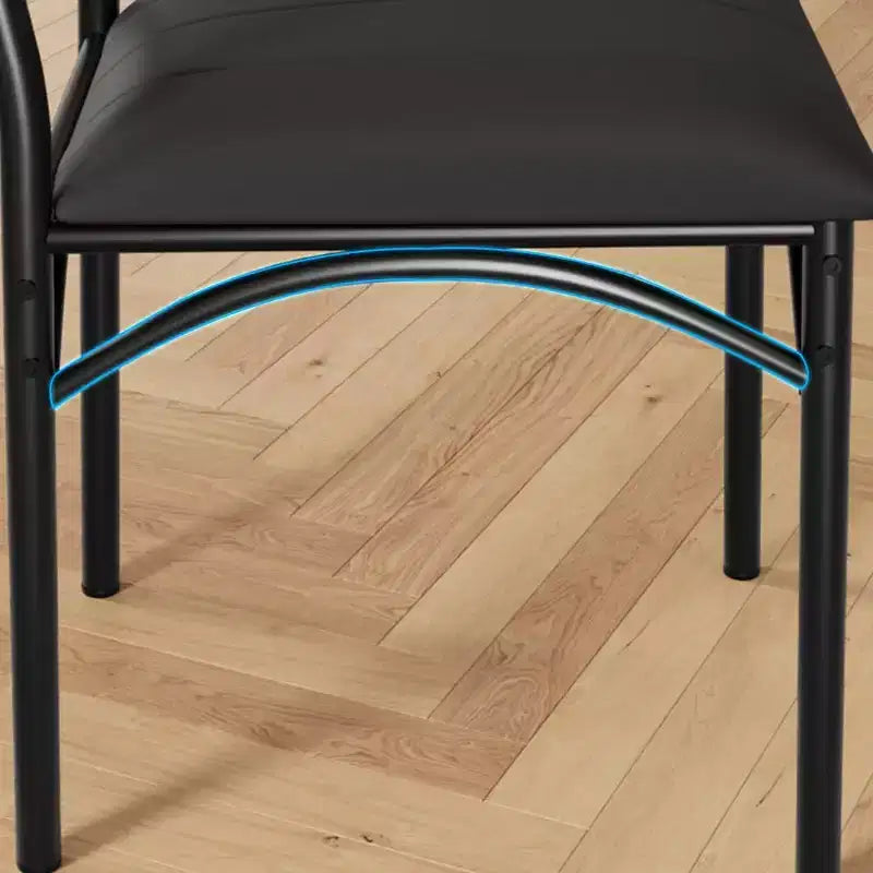 Quatre ensembles de chaises de salle à manger, avec coussins moelleux et dossiers hauts ergonomiques. Pieds en acier robustes, adaptés aux salles à manger et aux cuisines. Couleur noire.