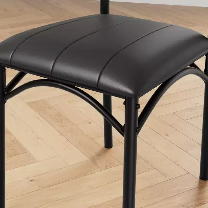 Quatre ensembles de chaises de salle à manger, avec coussins moelleux et dossiers hauts ergonomiques. Pieds en acier robustes, adaptés aux salles à manger et aux cuisines. Couleur noire.