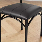 Quatre ensembles de chaises de salle à manger, avec coussins moelleux et dossiers hauts ergonomiques. Pieds en acier robustes, adaptés aux salles à manger et aux cuisines. Couleur noire.