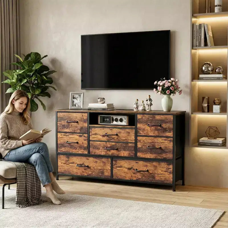 Commode Large Marron Rustique à 8 Tiroirs avec Prises Électriques Commode de Rangement en Tissu Unité d'Organisation à Étagère Ouverte Chambre Salon
