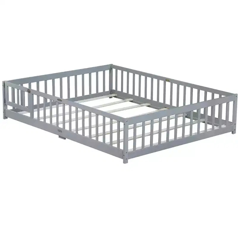 Lit au sol Bellemave Queen avec clôture et porte, cadre de lit au sol en bois d'hévéa avec barrières de sécurité pour enfants