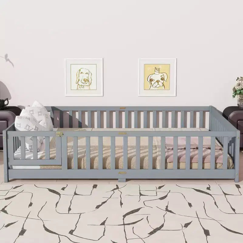 Lit au sol Bellemave Queen avec clôture et porte, cadre de lit au sol en bois d'hévéa avec barrières de sécurité pour enfants