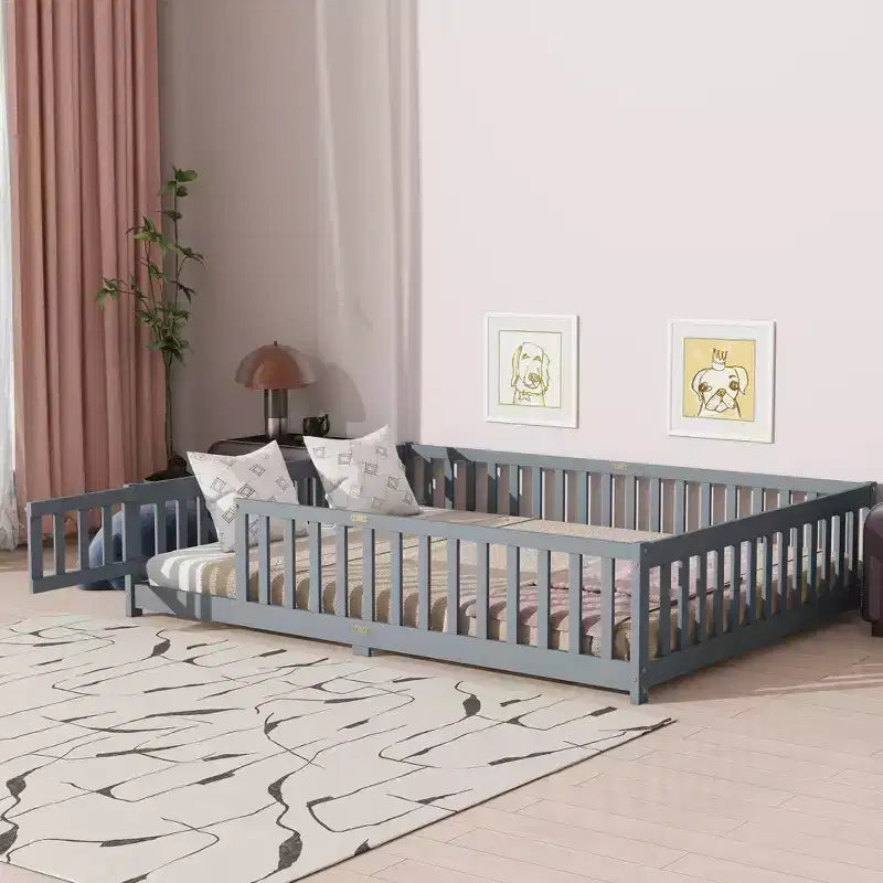 Lit au sol Bellemave Queen avec clôture et porte, cadre de lit au sol en bois d'hévéa avec barrières de sécurité pour enfants