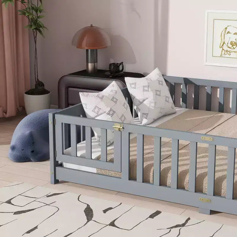 Lit au sol Bellemave Queen avec clôture et porte, cadre de lit au sol en bois d'hévéa avec barrières de sécurité pour enfants
