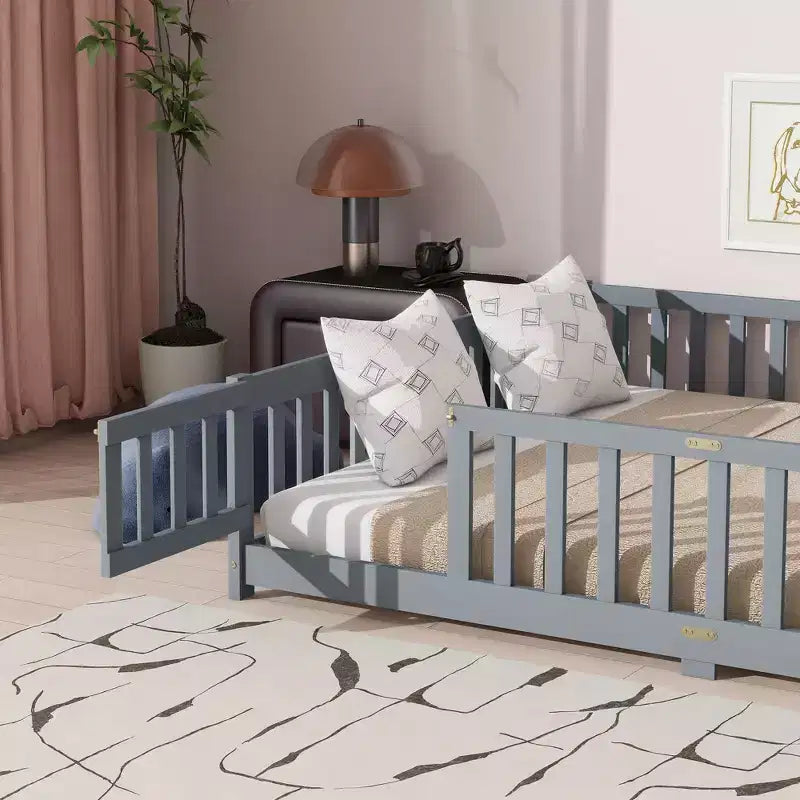 Lit au sol Bellemave Queen avec clôture et porte, cadre de lit au sol en bois d'hévéa avec barrières de sécurité pour enfants