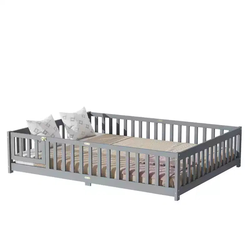 Lit au sol Bellemave Queen avec clôture et porte, cadre de lit au sol en bois d'hévéa avec barrières de sécurité pour enfants