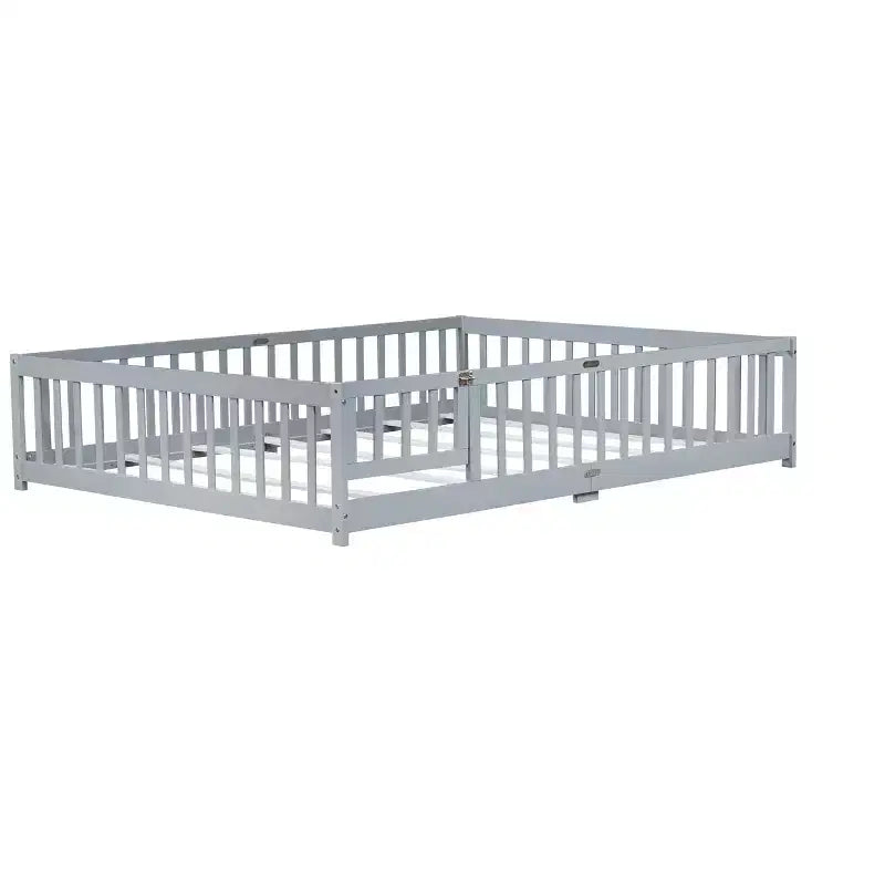 Lit au sol Bellemave Queen avec clôture et porte, cadre de lit au sol en bois d'hévéa avec barrières de sécurité pour enfants