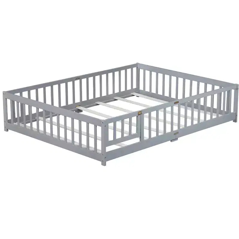 Lit au sol Bellemave Queen avec clôture et porte, cadre de lit au sol en bois d'hévéa avec barrières de sécurité pour enfants