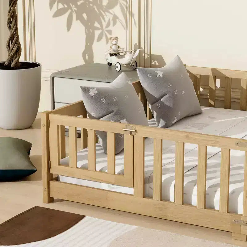 Lit au sol Bellemave Queen avec clôture et porte, cadre de lit au sol en bois d'hévéa avec barrières de sécurité pour enfants