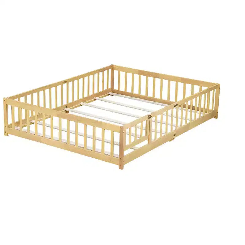 Lit au sol Bellemave Queen avec clôture et porte, cadre de lit au sol en bois d'hévéa avec barrières de sécurité pour enfants