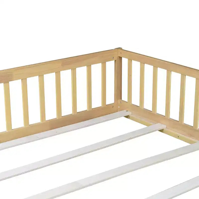 Lit au sol Bellemave Queen avec clôture et porte, cadre de lit au sol en bois d'hévéa avec barrières de sécurité pour enfants