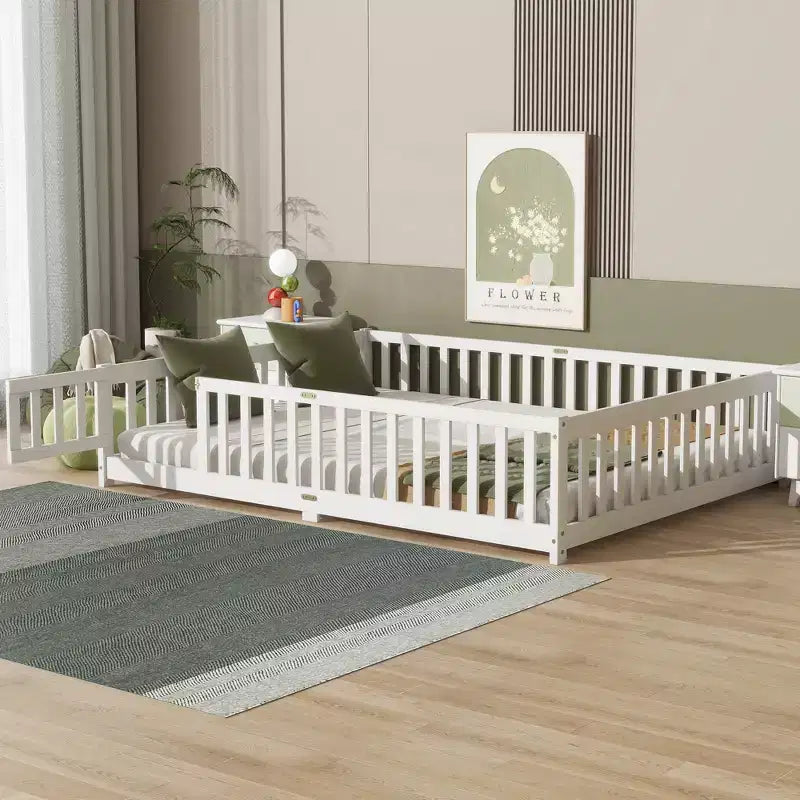 Lit au sol Bellemave Queen avec clôture et porte, cadre de lit au sol en bois d'hévéa avec barrières de sécurité pour enfants