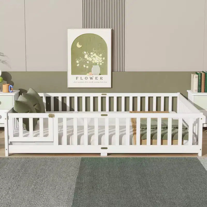 Lit au sol Bellemave Queen avec clôture et porte, cadre de lit au sol en bois d'hévéa avec barrières de sécurité pour enfants