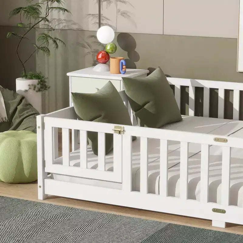 Lit au sol Bellemave Queen avec clôture et porte, cadre de lit au sol en bois d'hévéa avec barrières de sécurité pour enfants