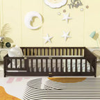 Lit au sol Bellemave Queen avec clôture et porte, cadre de lit au sol en bois d'hévéa avec barrières de sécurité pour enfants
