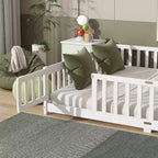 Lit au sol Bellemave Queen avec clôture et porte, cadre de lit au sol en bois d'hévéa avec barrières de sécurité pour enfants
