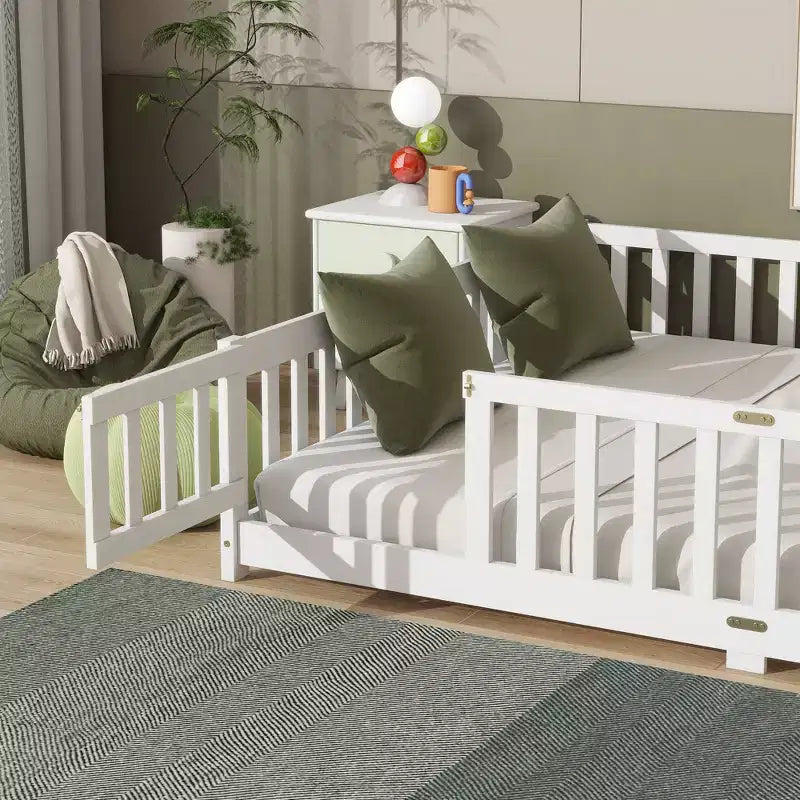 Lit au sol Bellemave Queen avec clôture et porte, cadre de lit au sol en bois d'hévéa avec barrières de sécurité pour enfants